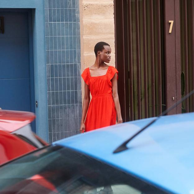 Vestido rojo de la colección de Uniqlo :C, diseñada por Clare Waight Keller.