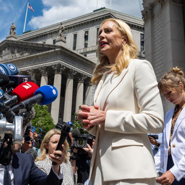 Sigrid McCawley: «Cualquiera que esté involucrado en el caso Epstein, no debería dormir bien por las noches»