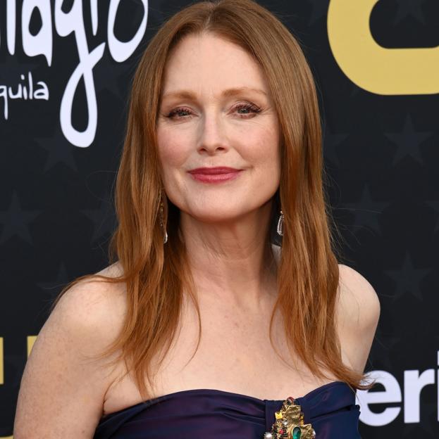 Todas nos hemos enamorado del bolso trenzado de Julianne Moore y hay uno muy similar en Massimo Dutti