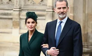 Cómo ha conseguido Camilla que Letizia se reúna con los Borbones en Windsor: el homenaje privado de los reyes a Constantino de Grecia