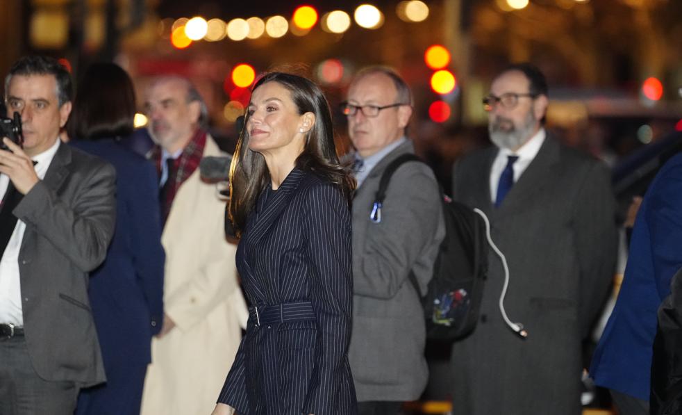 La reina Letizia, sobria y elegante con un traje de raya diplomática, apoya a las víctimas del incendio de Valencia