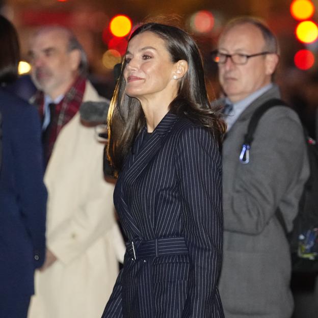 La reina Letizia, sobria y elegante con un traje de raya diplomática, apoya a las víctimas del incendio de Valencia