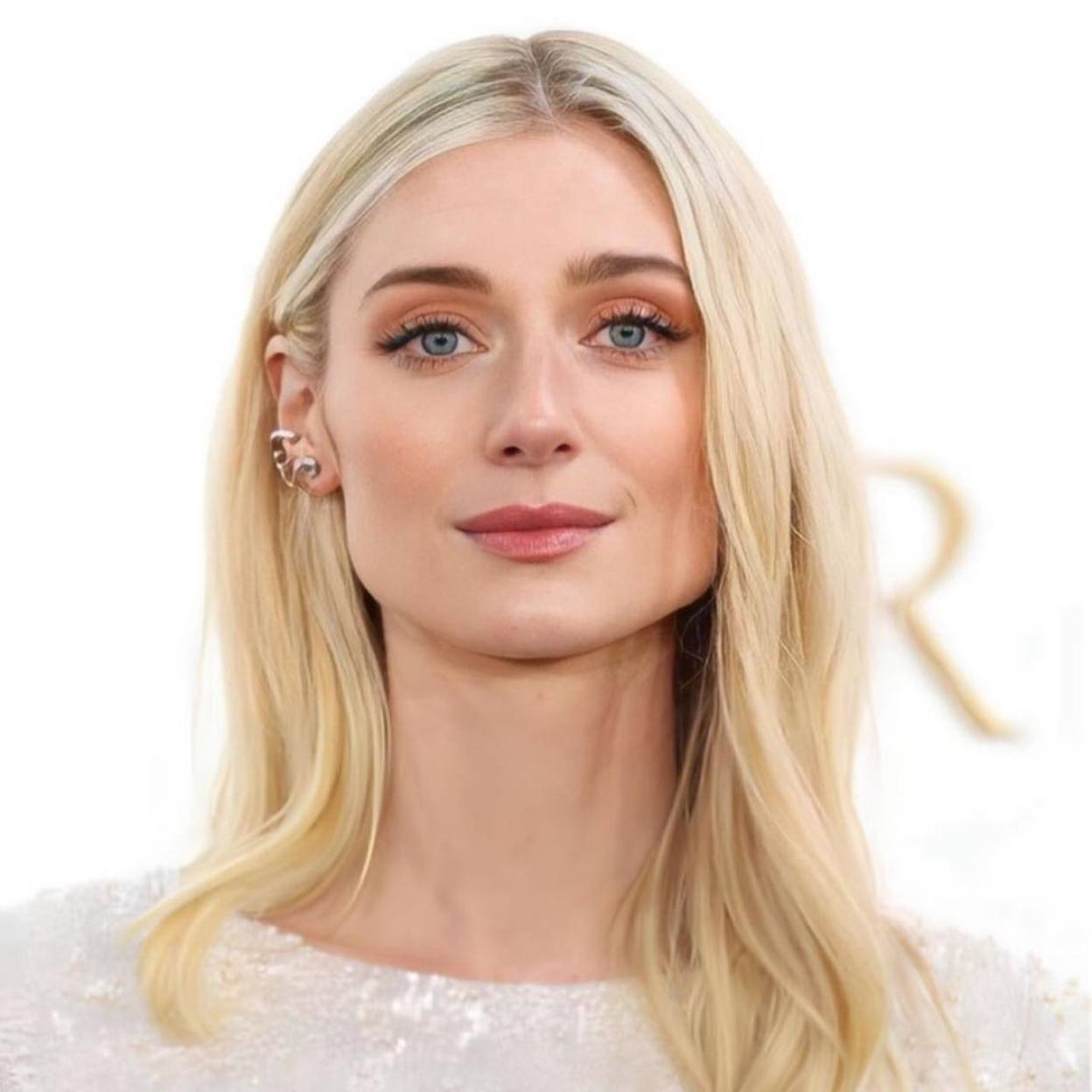 Elizabeth Debicki con cuello firme/@LIPSTICKKELLY