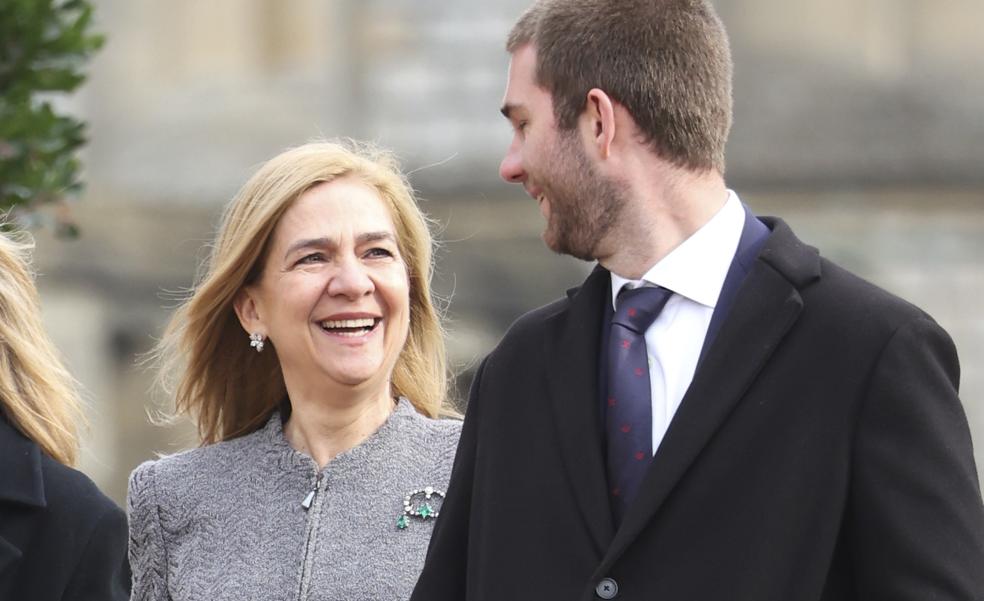 La infanta Cristina consigue su mejor look con una falda plisada que está en Zara: así ha arrasado en el homenaje a Constantino de Grecia