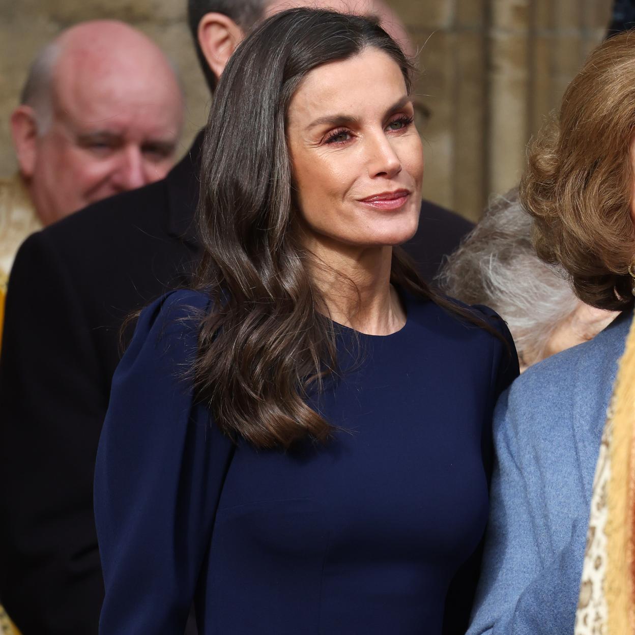 A la salida de la misa en memoria de Constantino de Grecia en Windsor, la reina Letizia se separó del rey Felipe para acompañar a la reina emérita Sofía. Prefirió no coincidir con Juan Carlos I. /GETTY IMAGES