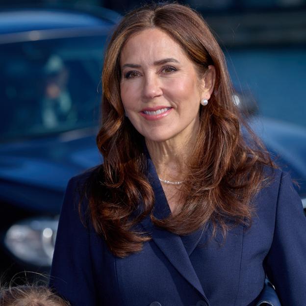 Mary de Dinamarca reaparece tras el escándalo del chalet en los Alpes: este es el mensaje oculto en su look