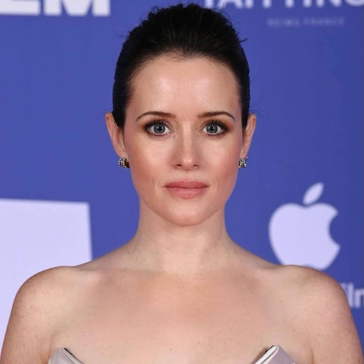 Claire Foy con piel uniforme, firme y lisa/@LIPSTICKKELLY