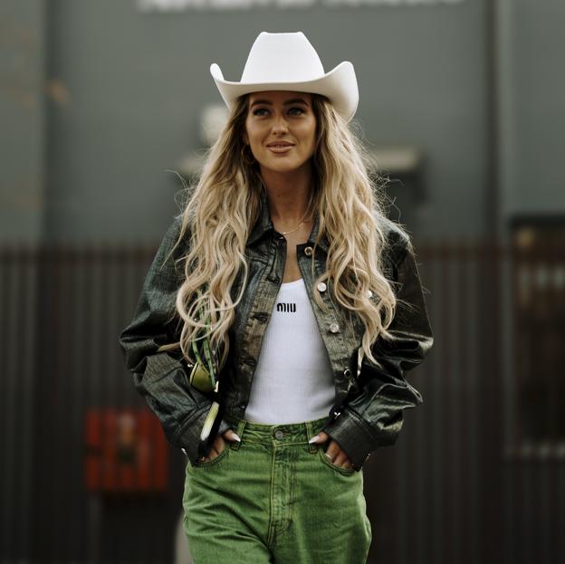 Emily Sindlev con un sombrero cowboy.