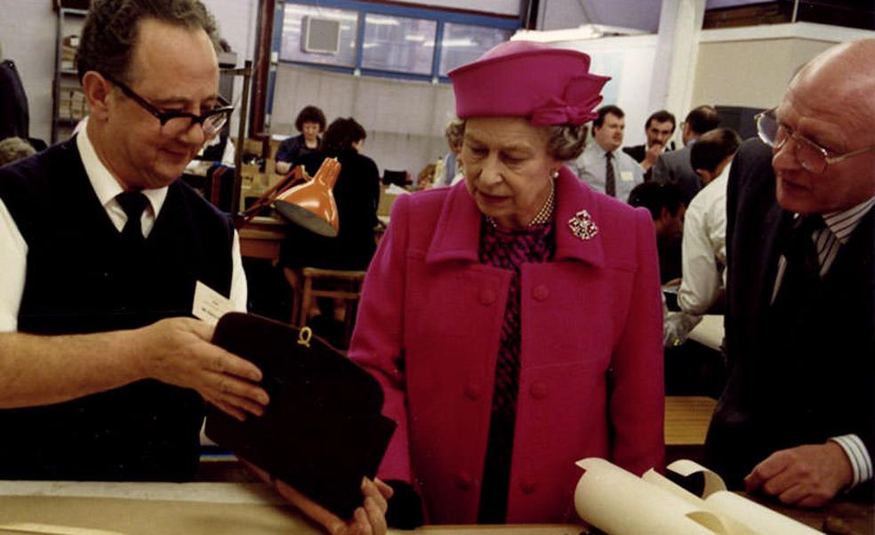 Launer, los bolsos de lujo silencioso favoritos de la reina Isabel II (con los que mandaba mensajes secretos)