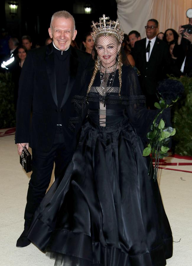 Jean Paul Gaultier junto a Madonna en la gala del MET en 2018. / GTRES