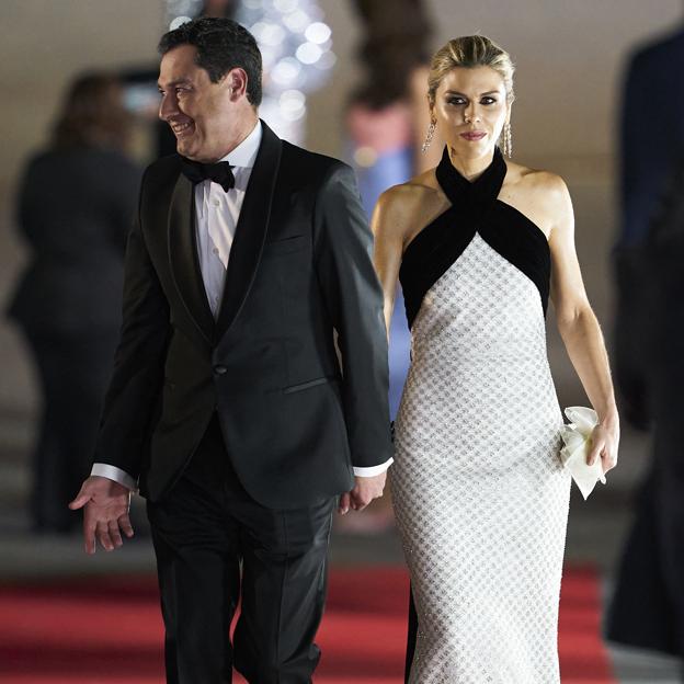 Analizamos el estilazo de Manuela Villena, 'primera dama' de Andalucía: vestidos espectaculares y moda made in Spain