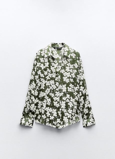 Blusa con estampado de flores de Zara (25,99 euros)