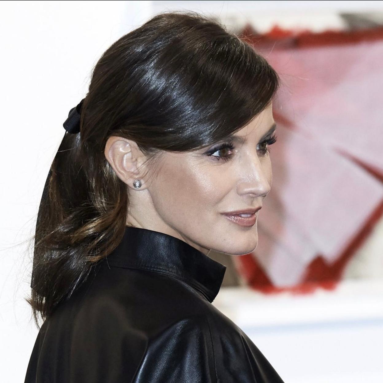 La reina Letizia con un lazo en el pelo./gtres