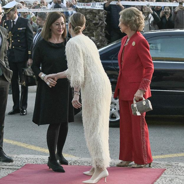 La presidenta de las Islas Baleares, Marga Prohens, recibe a la reina Sofía.