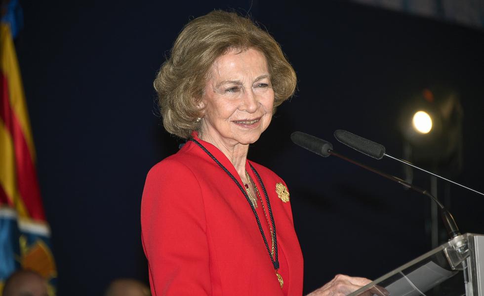 El mensaje oculto del mejor look de la reina Sofía para recibir un premio: se viste de rojo con un original traje con brillos