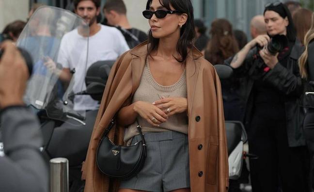 Los shorts vuelven a protagonizar el street style con estas versiones elegantes para llevar con o sin medias