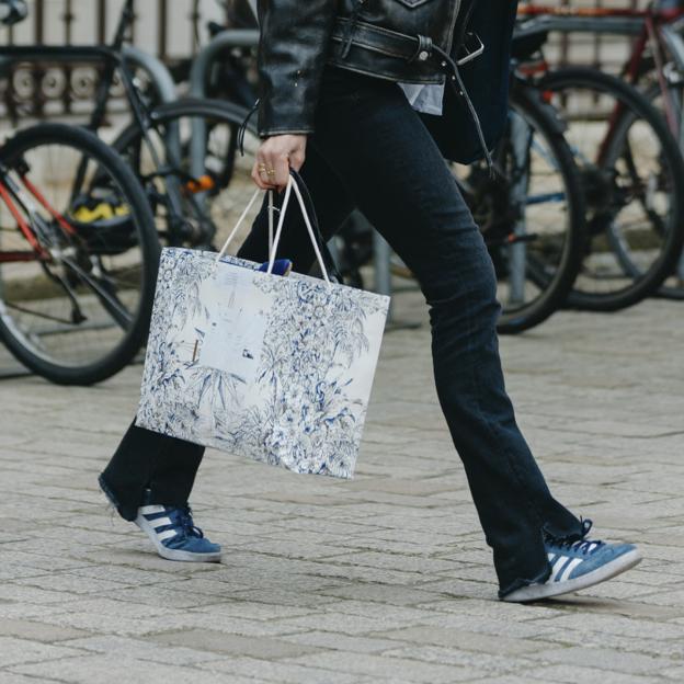 Las mejores zapatillas en azul que te animarás a lucir con el famoso doble denim