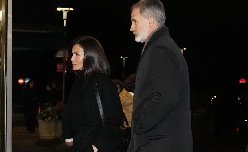 La reina Letizia, muy sobria de negro, acude al tanatorio para despedir a Fernando Gómez-Acebo