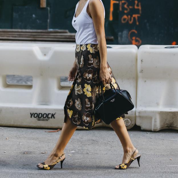 Influencer con falda de flores