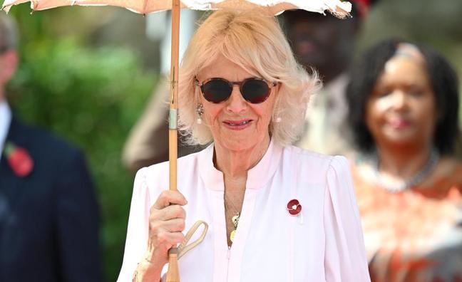 Camilla, reina a la fuga: por qué ha huido de Inglaterra en el peor momento para los Windsor (y dónde se esconde)