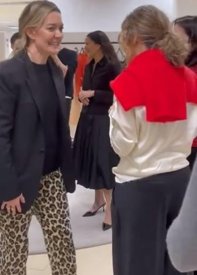 Marta Ortega con los pantalones de leopardo de Zara.