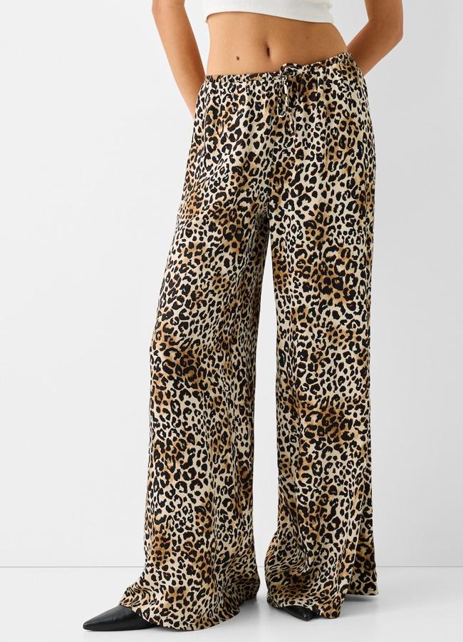 Pantalón wide leg con estampado de leopardo de Bershka.