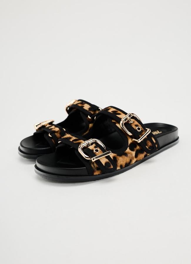 Sandalias planas con hebillas de leopardo de Zara.