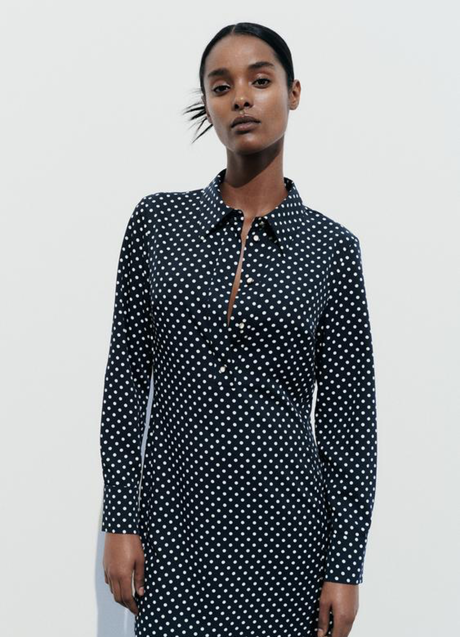 Vestido con estampado de lunares de Zara (29,95 euros)