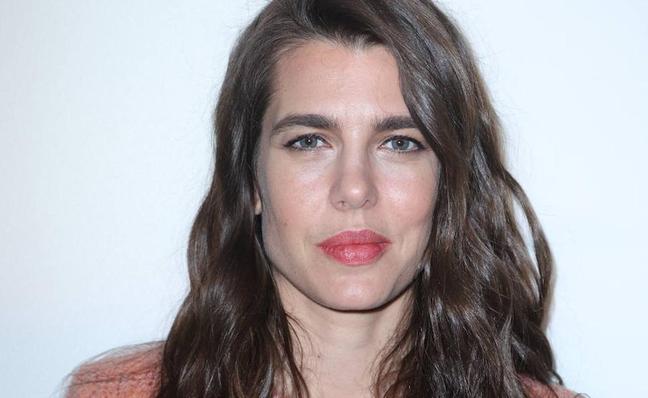 El look elegante con vaqueros de Carlota Casiraghi con la chaqueta que puedes comprar en Mango