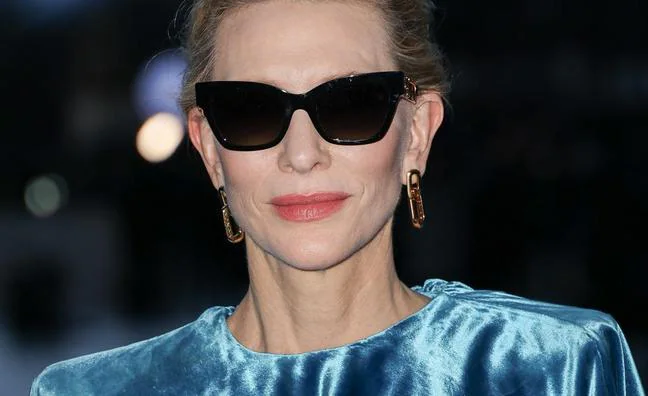 Cate Blanchett o cómo rejuvenecer a los 50 con unos pantalones de cuero y recuperando su look de los Oscar
