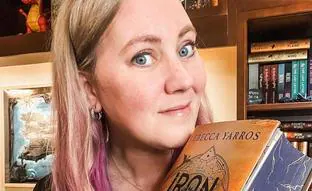 Rebecca Yarros: la escritora que mezcla dragones, magia y sexo y está sembrando el caos en las librerías españolas