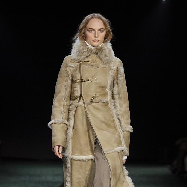 De la scarf jackets, llegan los virales jerséis y chaquetas con ribetes que triunfan en Instagram