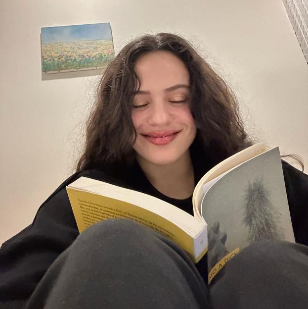 Estos son los libros que los expertos recomiendan tener en la estantería si quieres mejorar tu autoestima