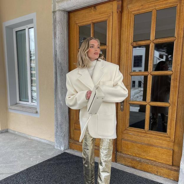 El truco elegante para llevar los pantalones metalizados virales con los que ahora sí querrás ponértelo