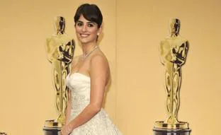 Los mejores looks de Penélope Cruz en al alfombra roja de los Oscar hasta 2024