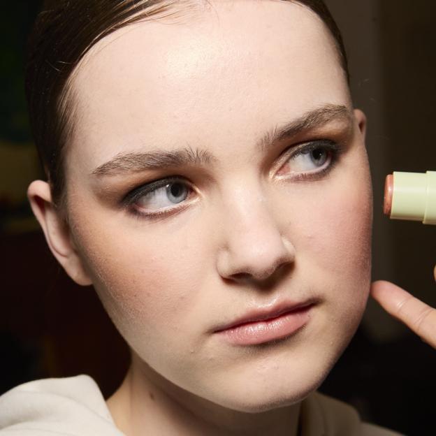 Estas son mis barras multiusos favoritas para retocar ojos, labios mejillas en cualquier parte