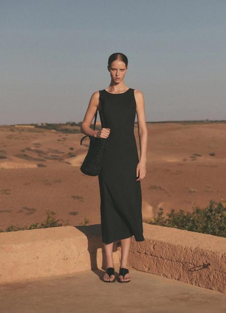 Vestido negro de Massimo Dutti (69,99 euros)