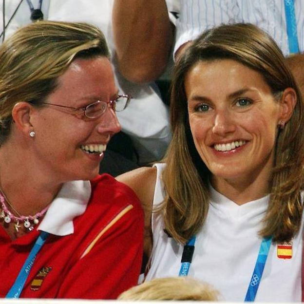 Letizia, con Simoneta Gómez-Acebo, en los Juegos Olímpicos de Atenas, en 2004. 