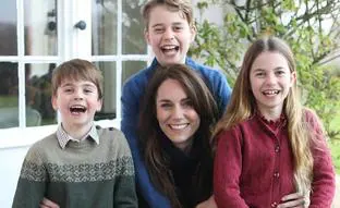 La primera foto de Kate Middleton tras la cirugía: sentada en una silla y rodeada por sus hijos