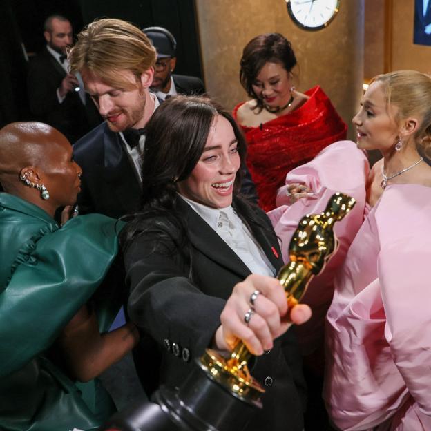 Billie Eilish y su hermano se llevaron el Oscar a la Mejor Canción por su tema para 'Barbie'. 