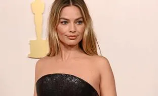 Margot Robbie sorprende en la alfombra roja de los Oscars 2024 con un look no Barbie, sencillo y elegante