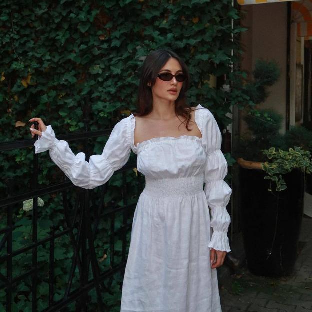 Influencer con vestido blanco