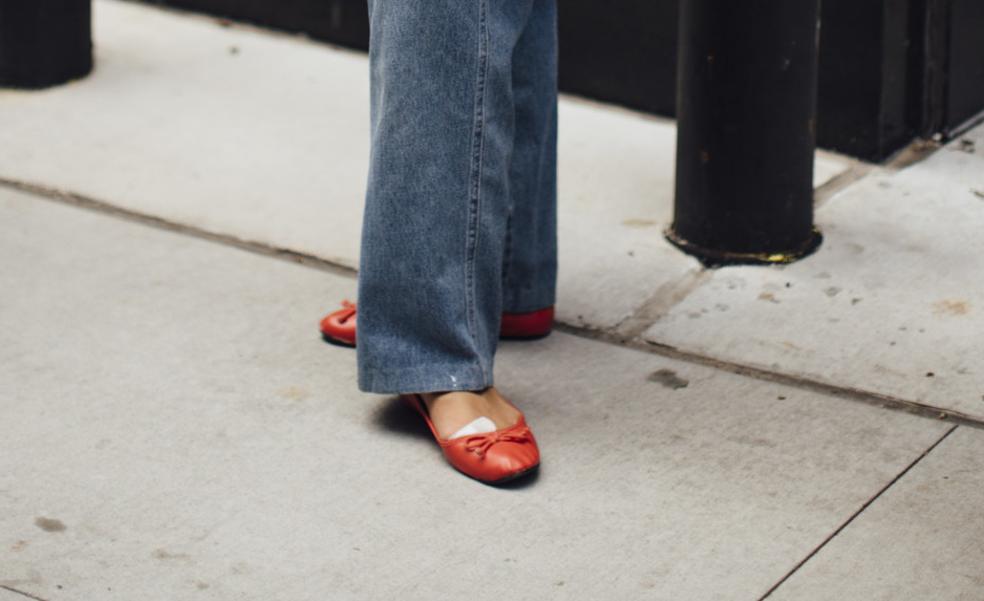 Arrasan: seis bailarinas rojas que añaden un toque de color y gracia a tus looks más básicos