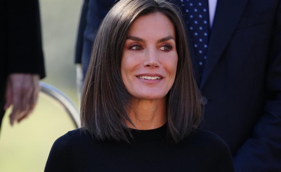 La reina Letizia se pone su look de primavera más cómodo con unos mocasines con plataforma