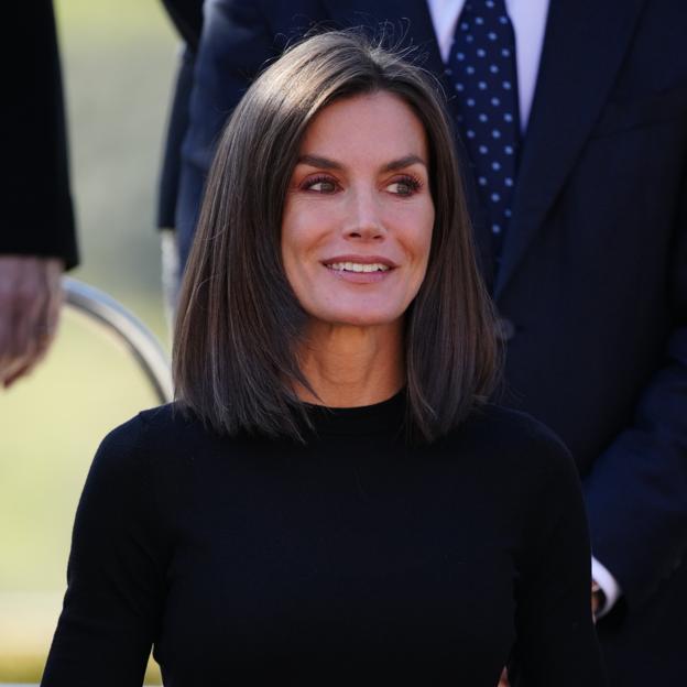 La reina Letizia se pone su look de primavera más cómodo con unos mocasines con plataforma