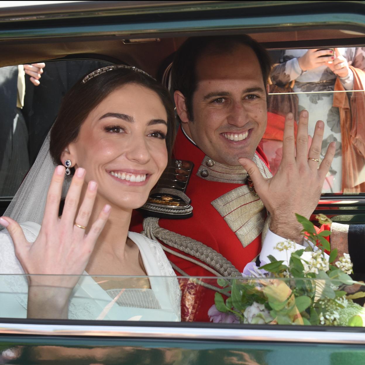 Javier Solís Benjumea y Alejandra García Insa enseñan el anillo de casados./gtres