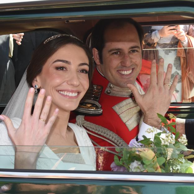 Javier Solís Benjumea y Alejandra García Insa enseñan el anillo de casados.