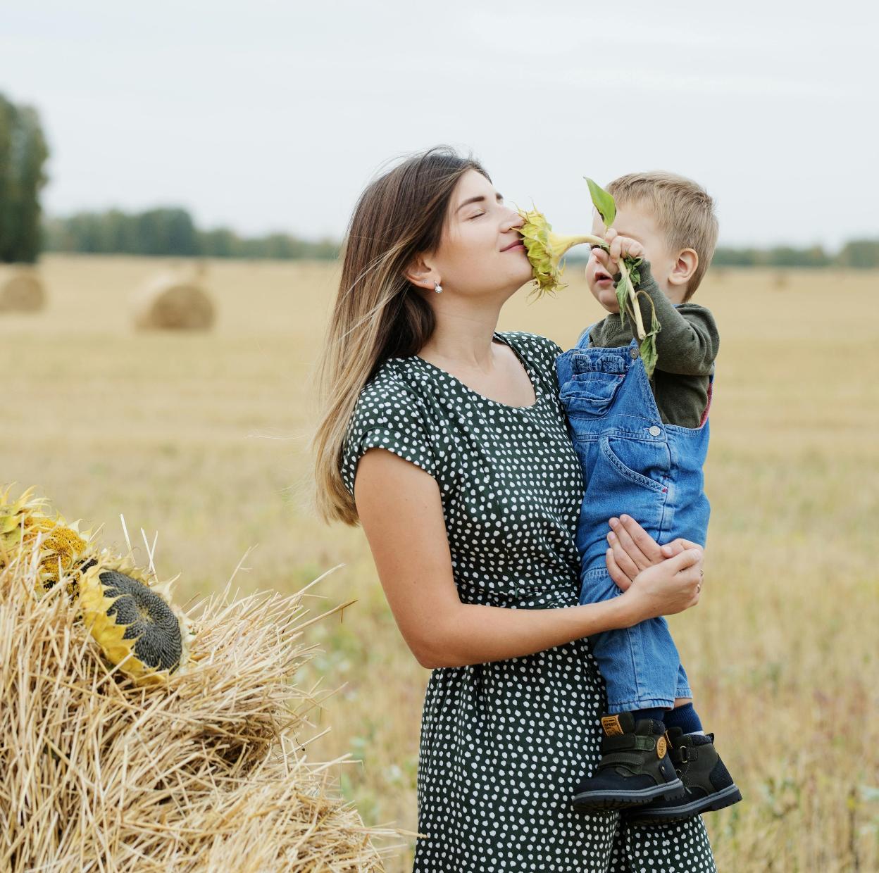 Mujer disfrutando de la naturaleza con su hijo./pexels / anastasiya gepp