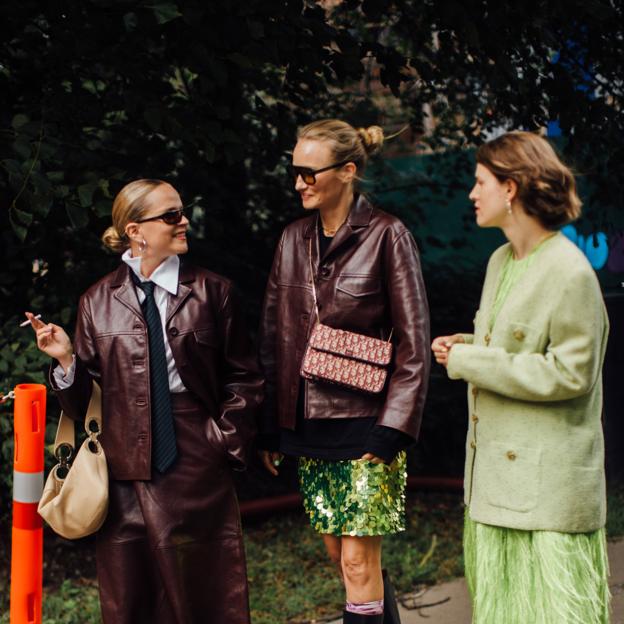 Monos, chaquetas de piel y vestidos lenceros: los básicos de los 90 que triunfan ahora mismo