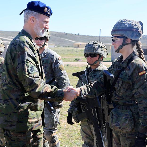 Felipe VI, saludando a la princesa de Asturias en el campo de maniobras. 